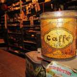 Un recipiente di latta arruginito destinato alla conservazione del caff�